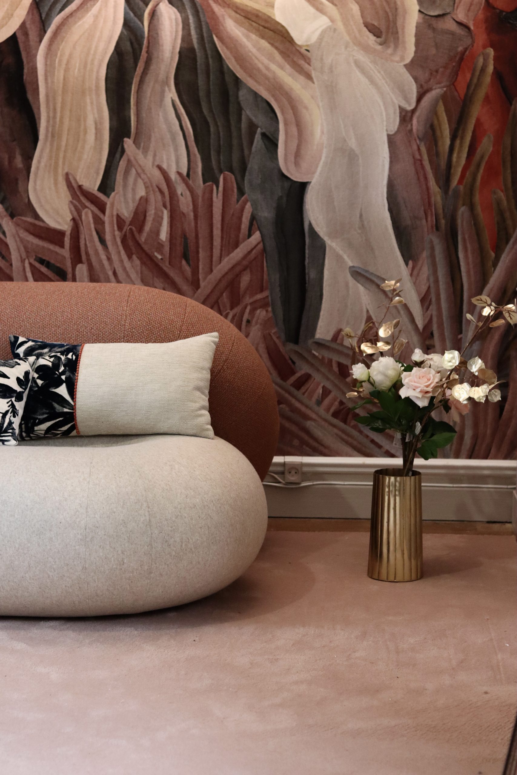 Tapisserie au ton rosé, avec canapé blanc et rose