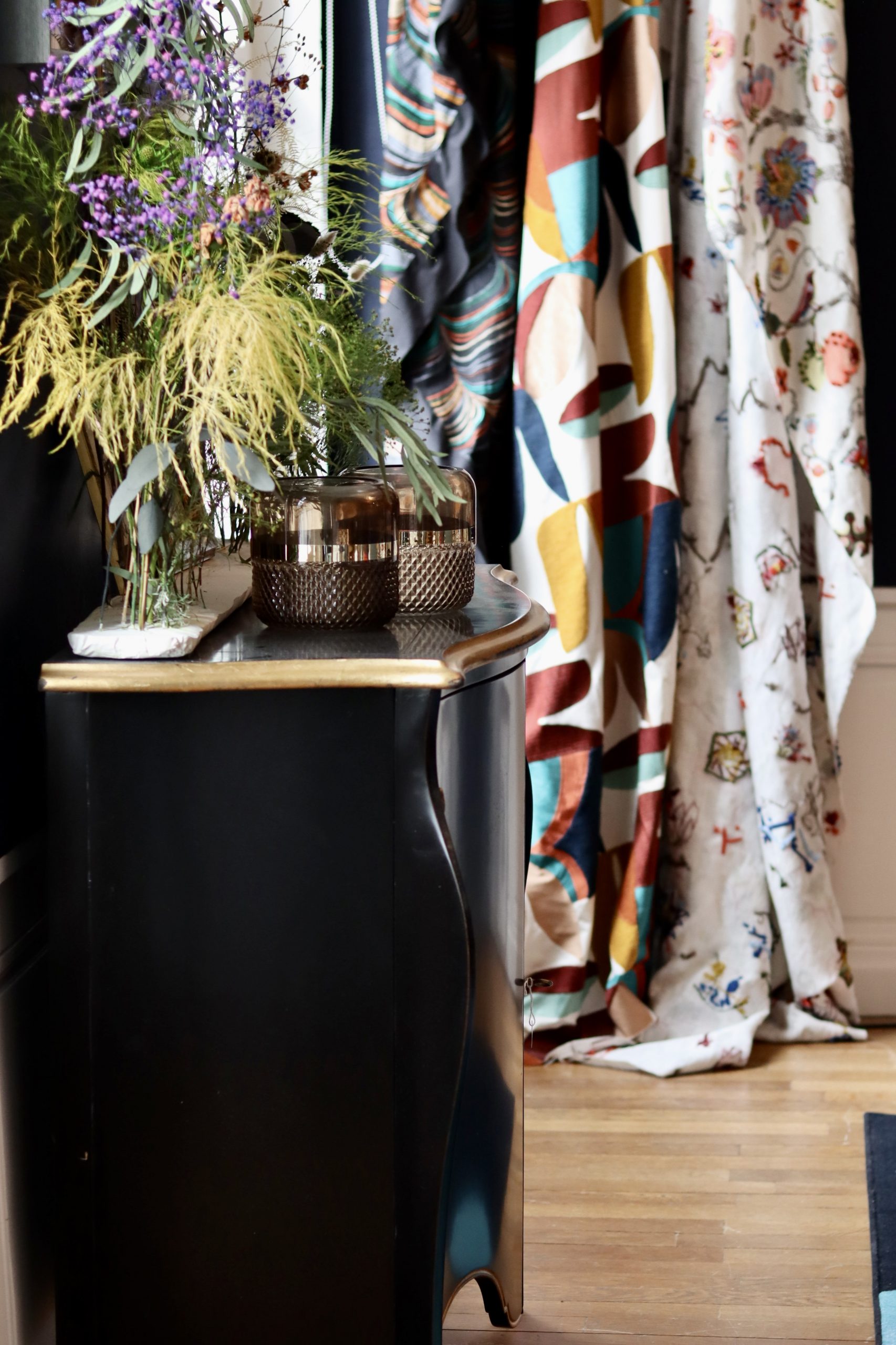 décoration d'intérieur, tissus colorés, table et plante d'intérieur