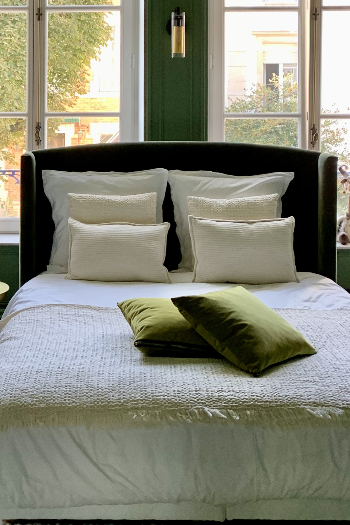 Projet Valérie - chambre aux tons vert, lit blanc parure et oreiller vert