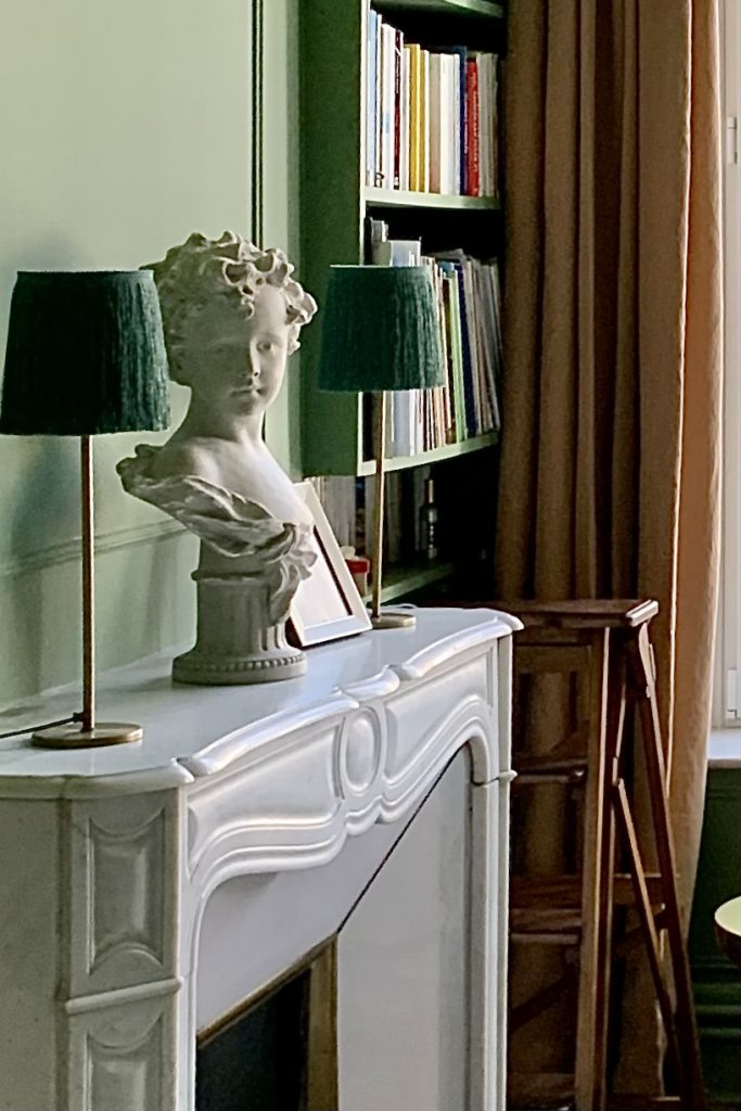 Projet Valérie - cheminée en marbre blanc, lampes vertes