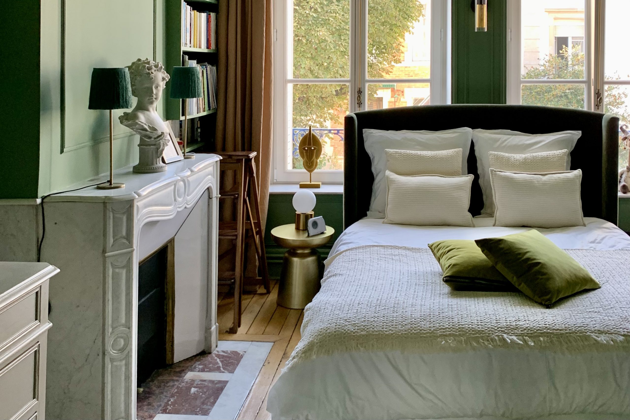 Projet Valérie - chambre aux tons vert, lit blanc parure et oreiller vert, fausse cheminée en marbre avec sculpture