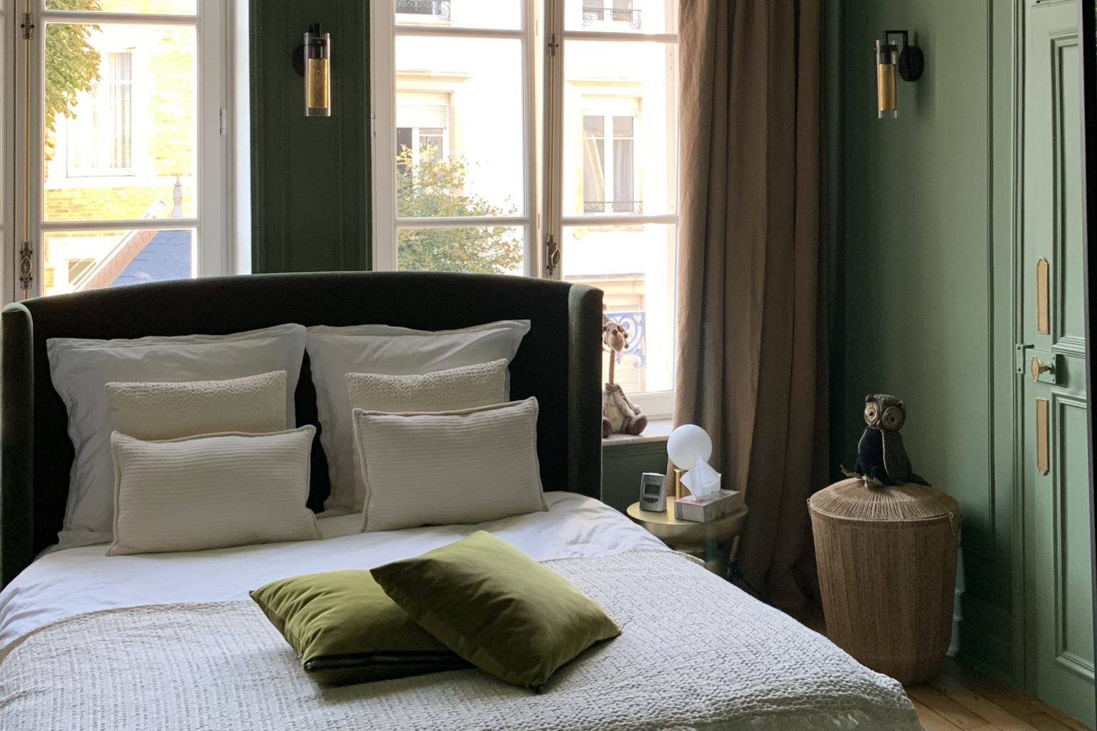 Projet Valérie - chambre aux tons vert, lit blanc parure et oreiller vert, peinture verte