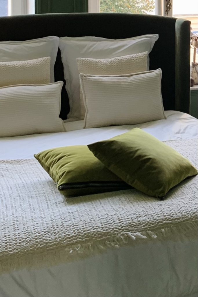 Projet Valérie - chambre aux tons vert, lit blanc parure et oreiller vert