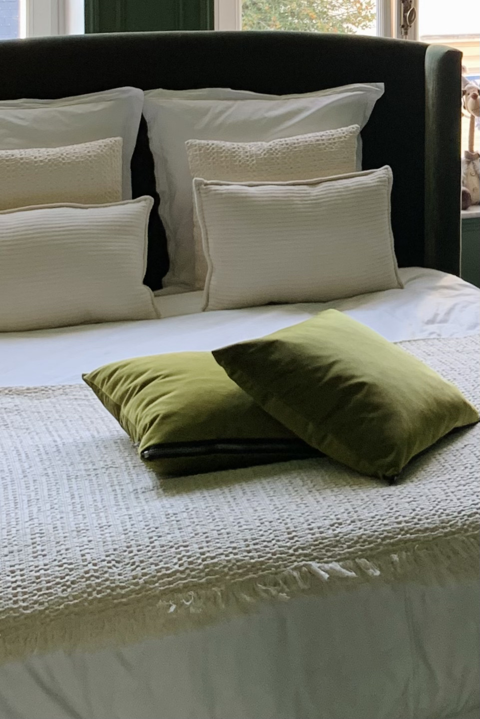 Projet Valérie - chambre aux tons vert, lit blanc parure et oreiller vert