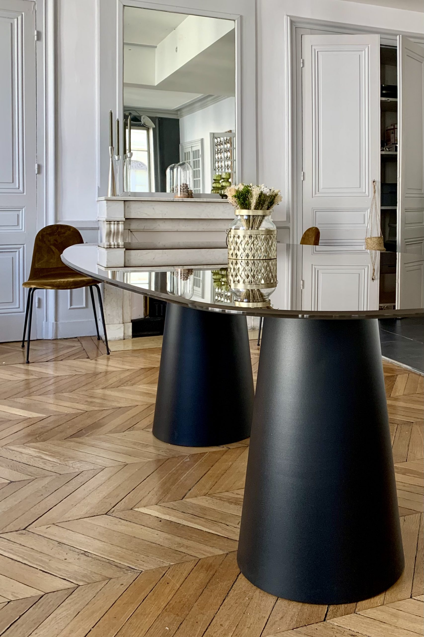 Projet Lucile - Salon, table à manger en noir massif , grand miroir, pièce lumineuse