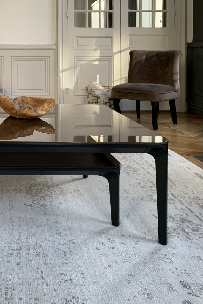 Projet Lucile - Salon, table basse noir, fauteuil marron,