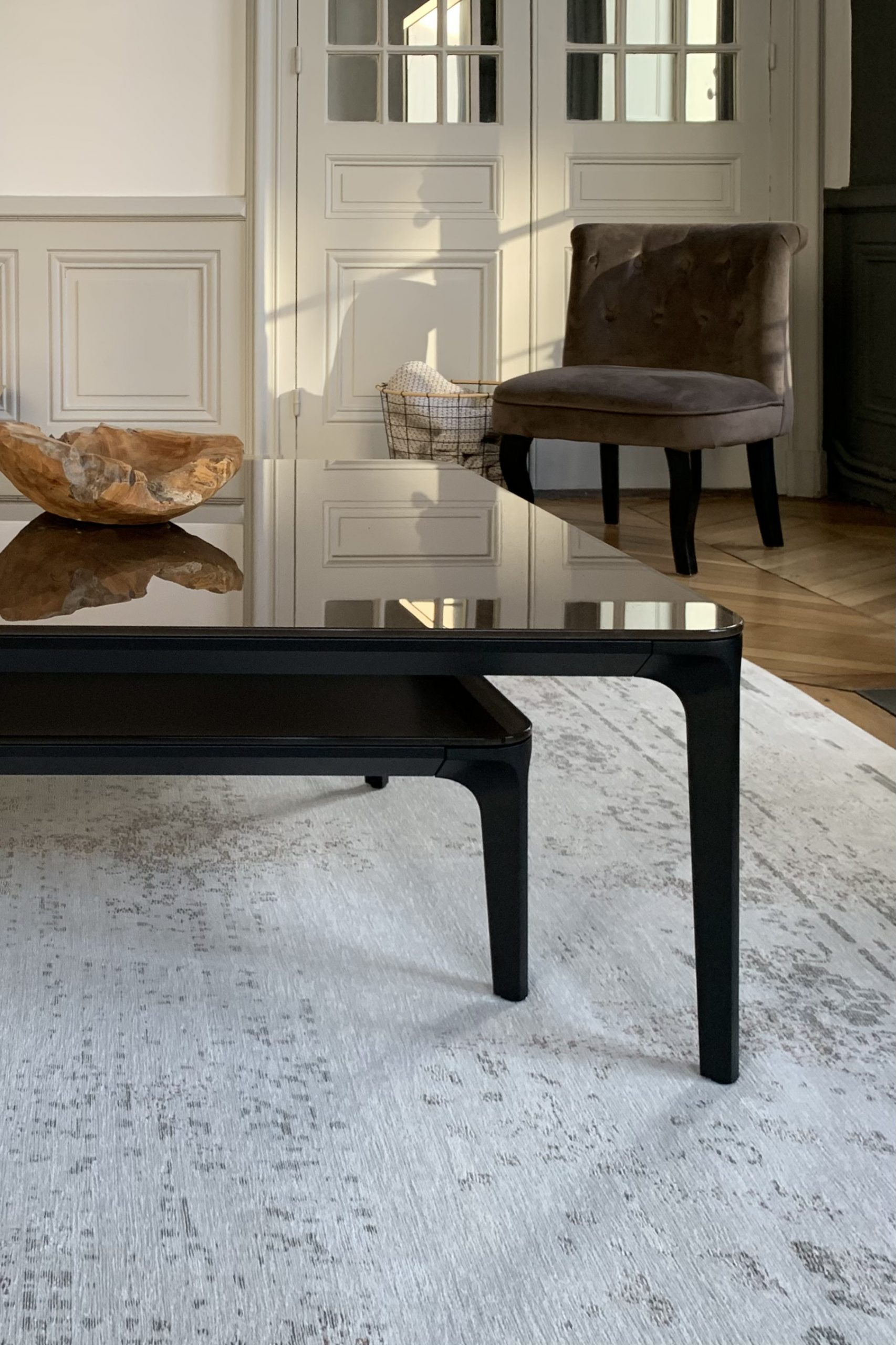 Projet Lucile - Salon, table basse noir, fauteuil marron,