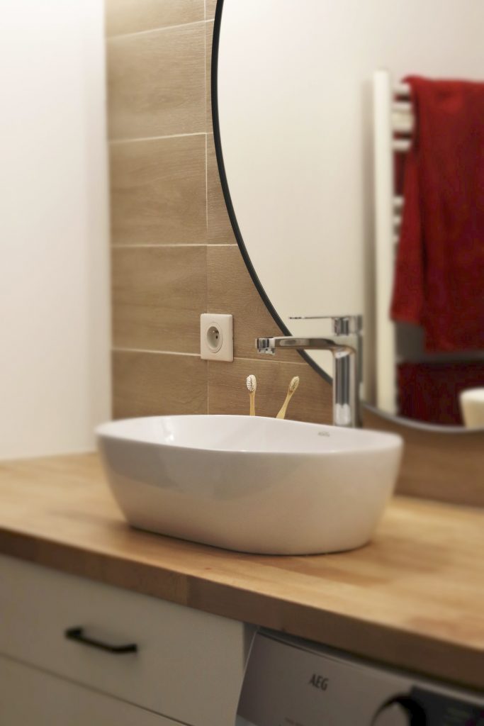 Projet Georges - salle de bain, vasque blanche et mobilier en bois