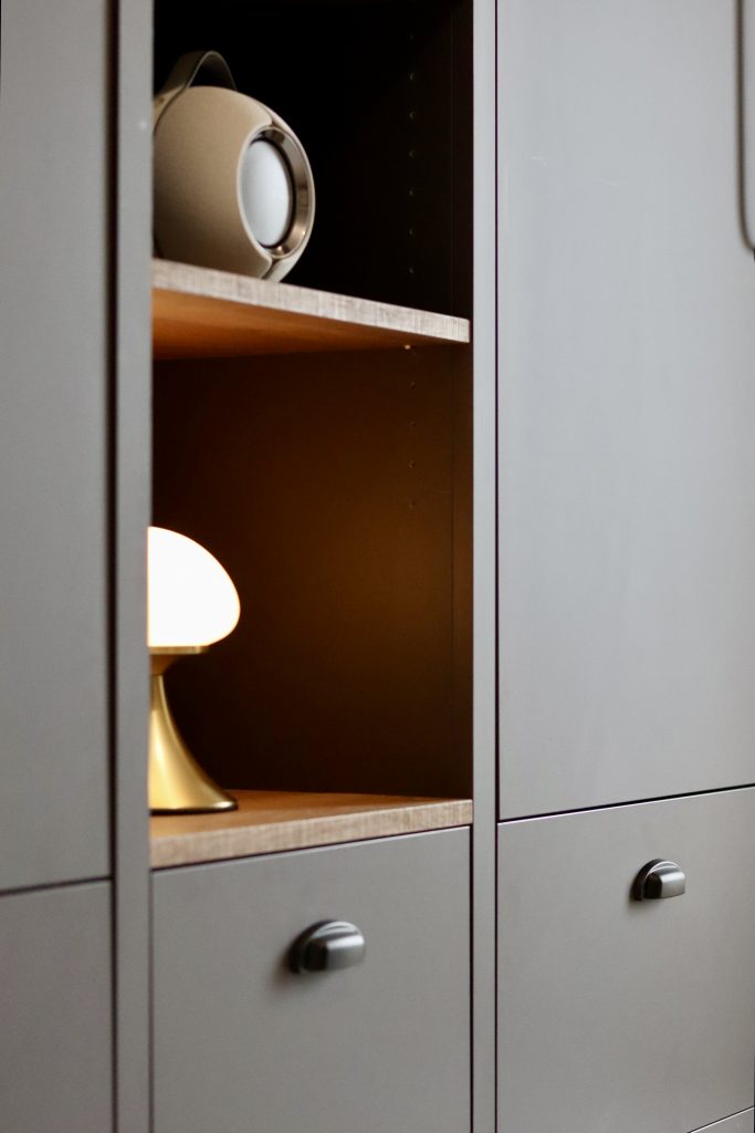 Projet Charlie - étagère en bois avec lampe en décoration