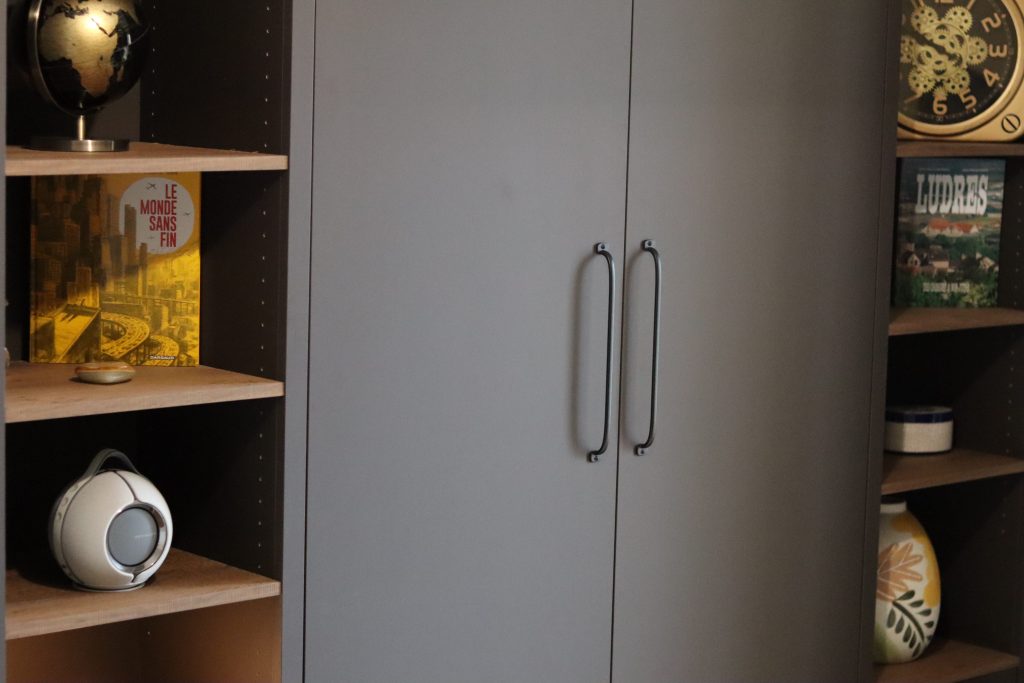 Projet Charlie - étagère en bois avec décoration