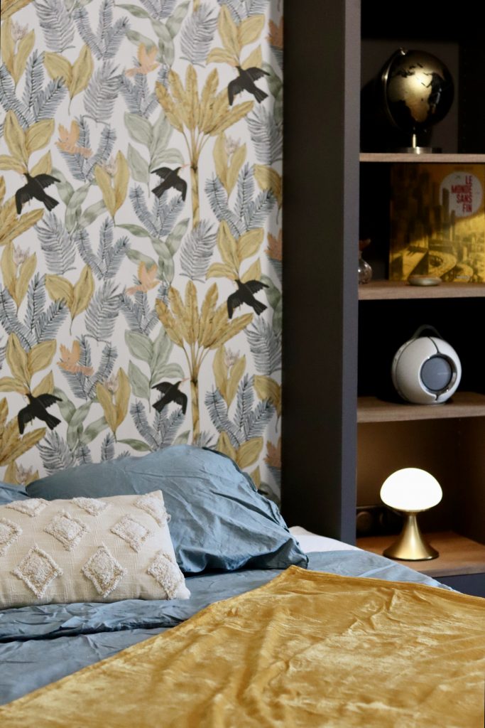 Projet Charlie - chambre avec étagère en bois, lit et lampe, papier peint fleuri