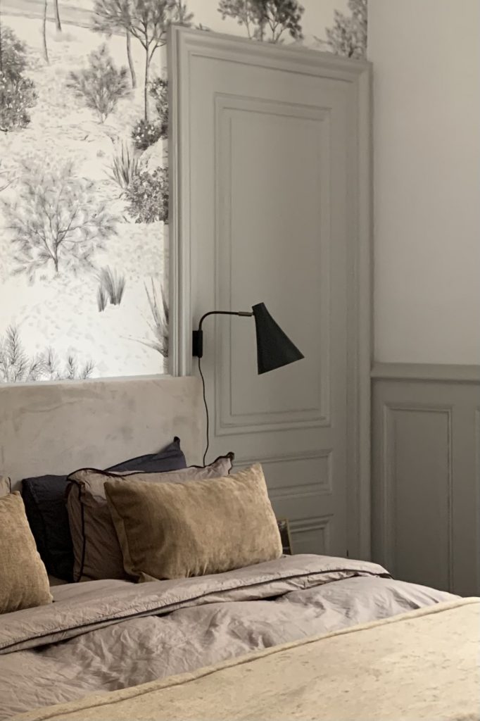 Projet Lucile - Chambre, lit marron, papier peint fleurit
