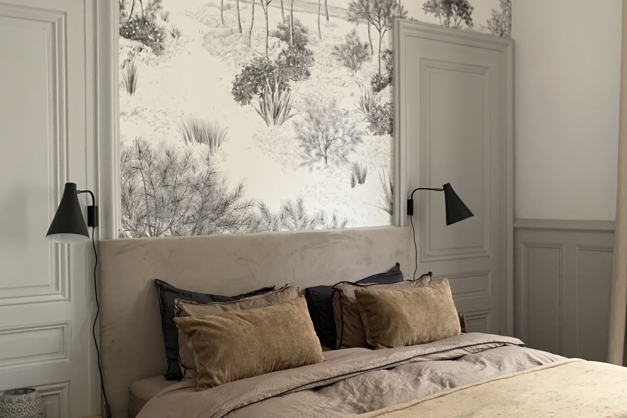 Projet Lucile - Chambre, lit marron, papier fleuri