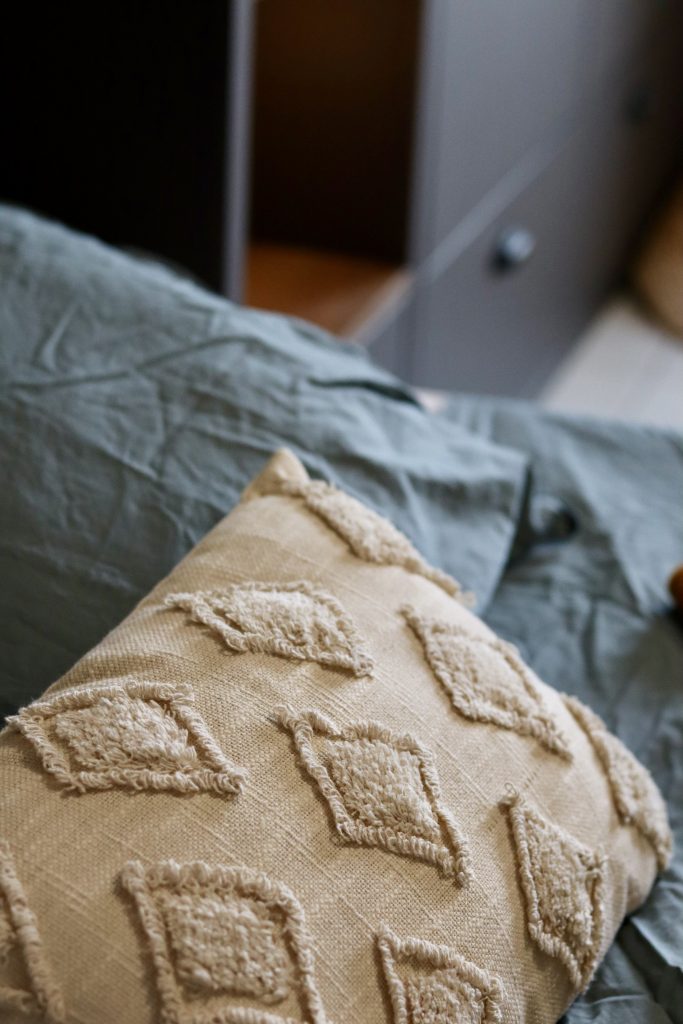 Projet Charlie -lit bleu avec coussin blanc