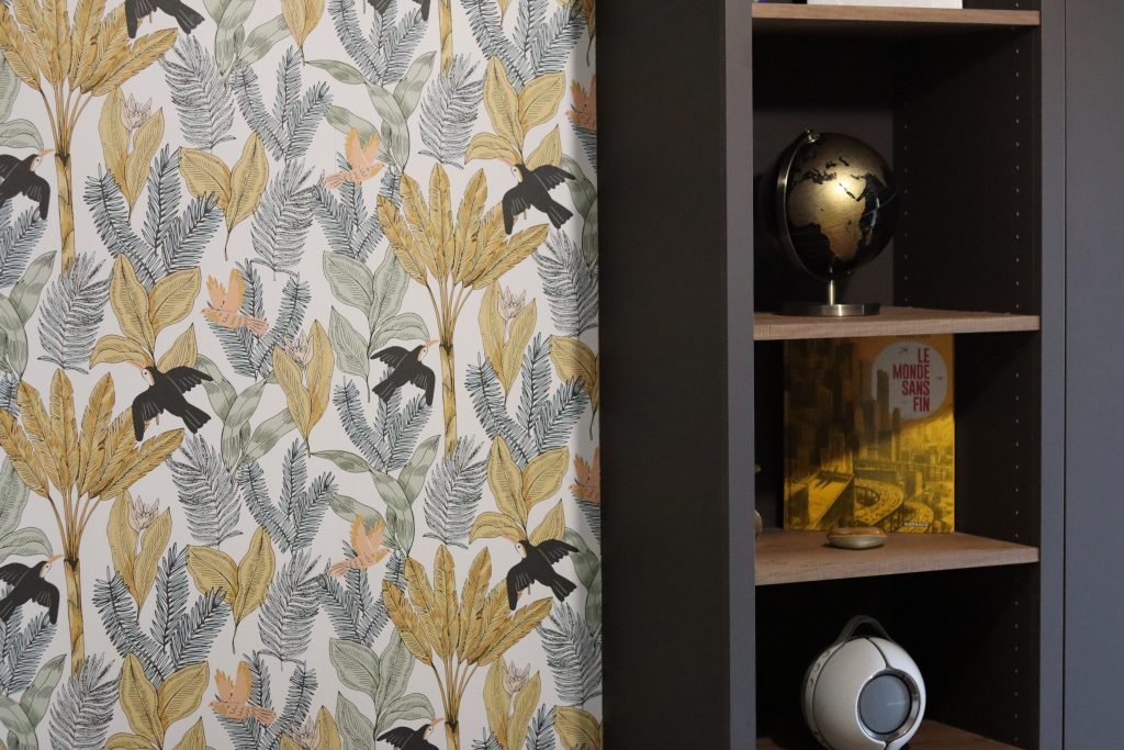 Projet Charlie - chambre avec étagère en bois, lit et lampe, papier peint fleuri