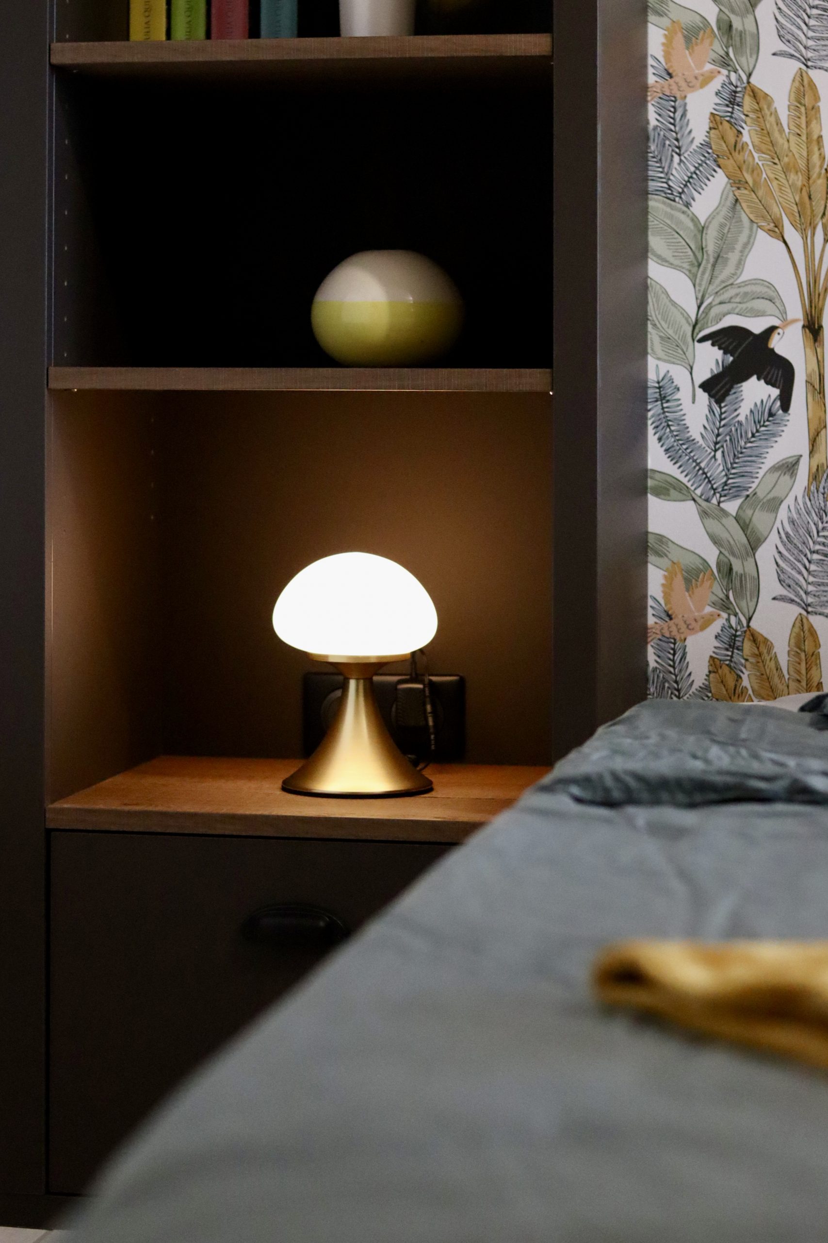 Projet Charlie - chambre avec étagère en bois, lit et lampe