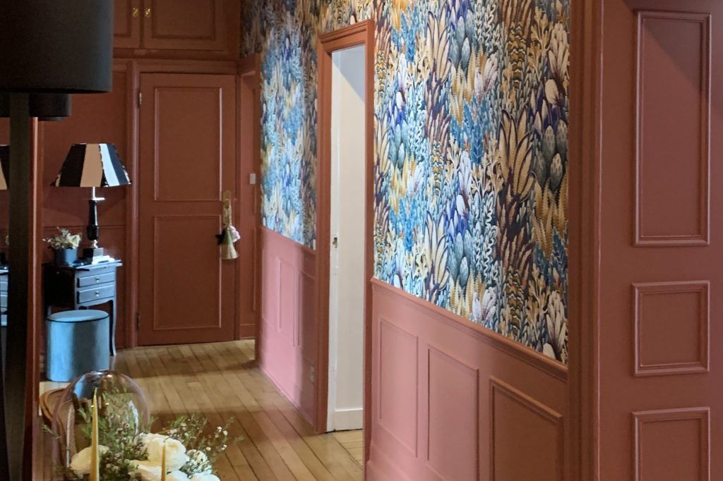 Projet Valérie - Entrée, mur rouge, avec papier peint fleurit
