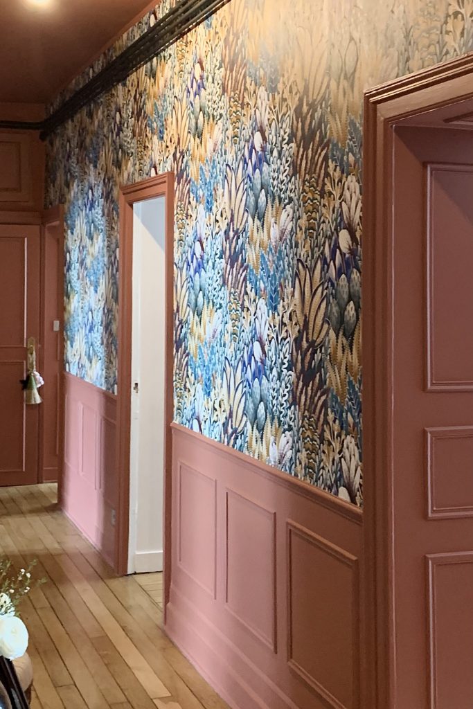 Projet Valérie - Entrée, mur rouge, et papier peint fleuri