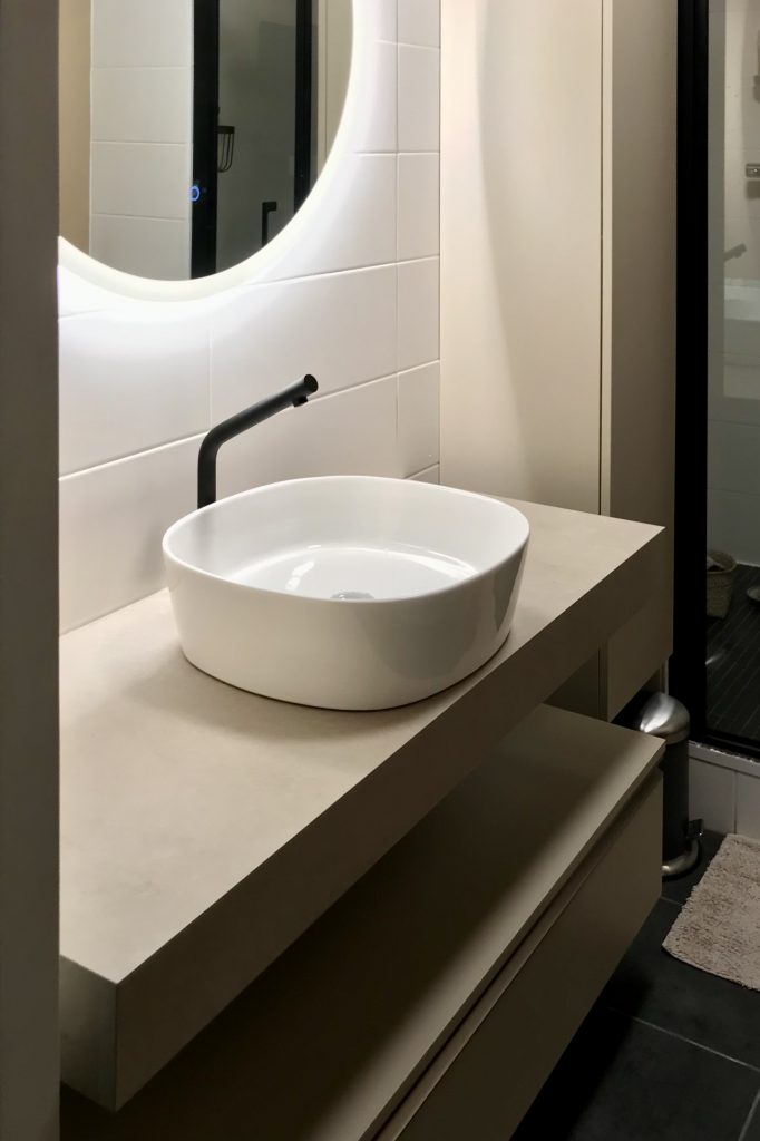 Projet Lucile - Salle de bain, lavabo, miroir au teinte neutre beige
