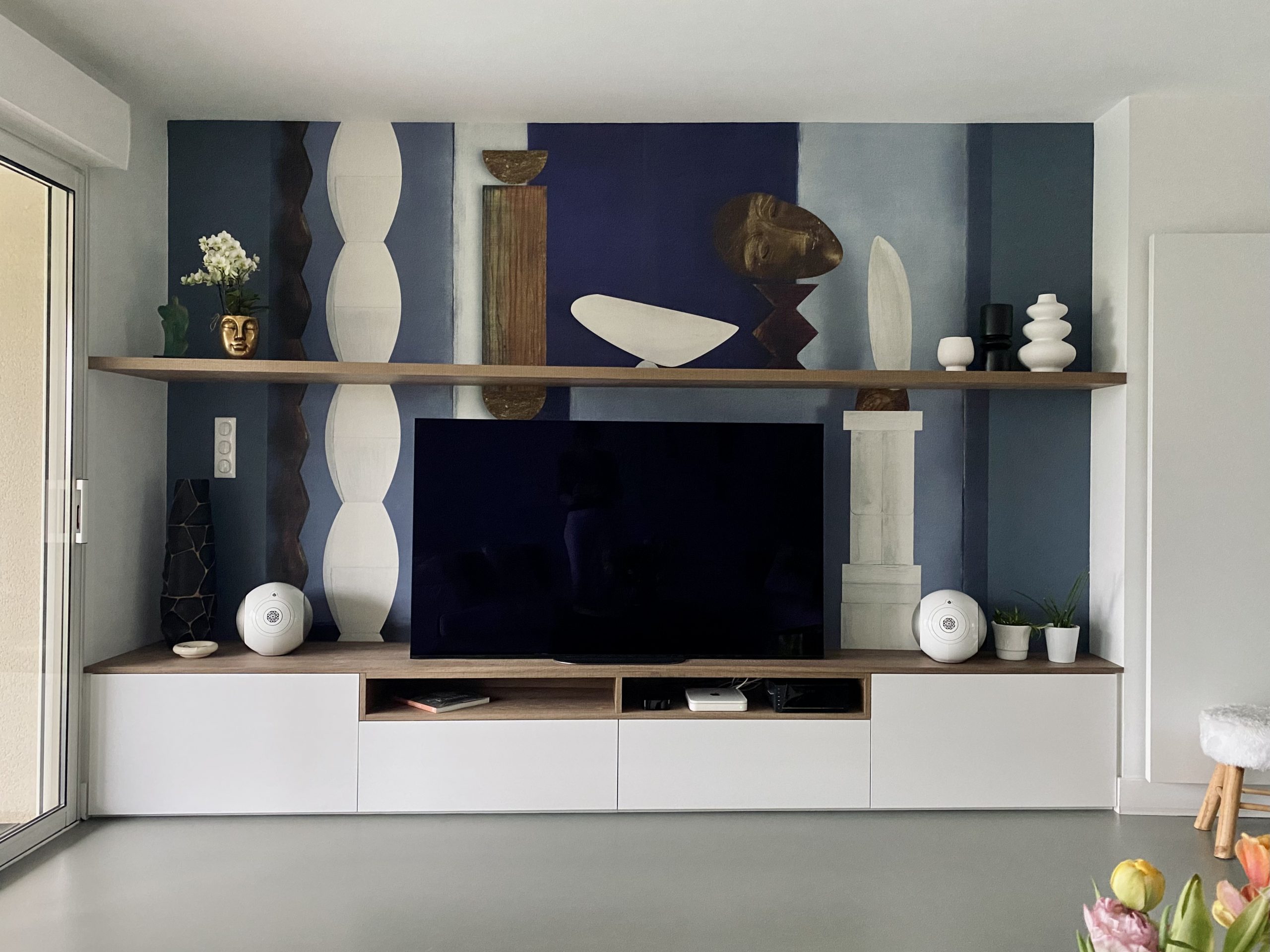 Projet Sophie - meuble de télé, papier peint bleu et décoration de mobilier
