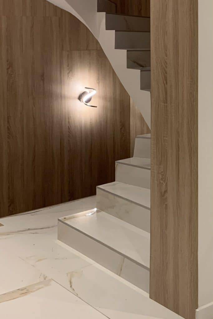 Projet Paulina - escalier en marbre avec lumière dans le coin