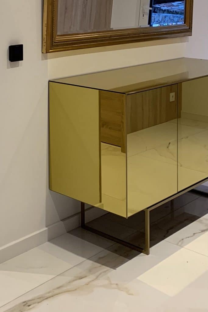 Projet Paulina : mobilier d'entrée dorée avec miroir