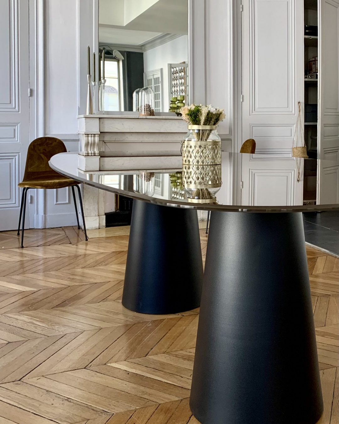 Projet Lucile - Salon, table à manger en noir massif , grand miroir, pièce lumineuse