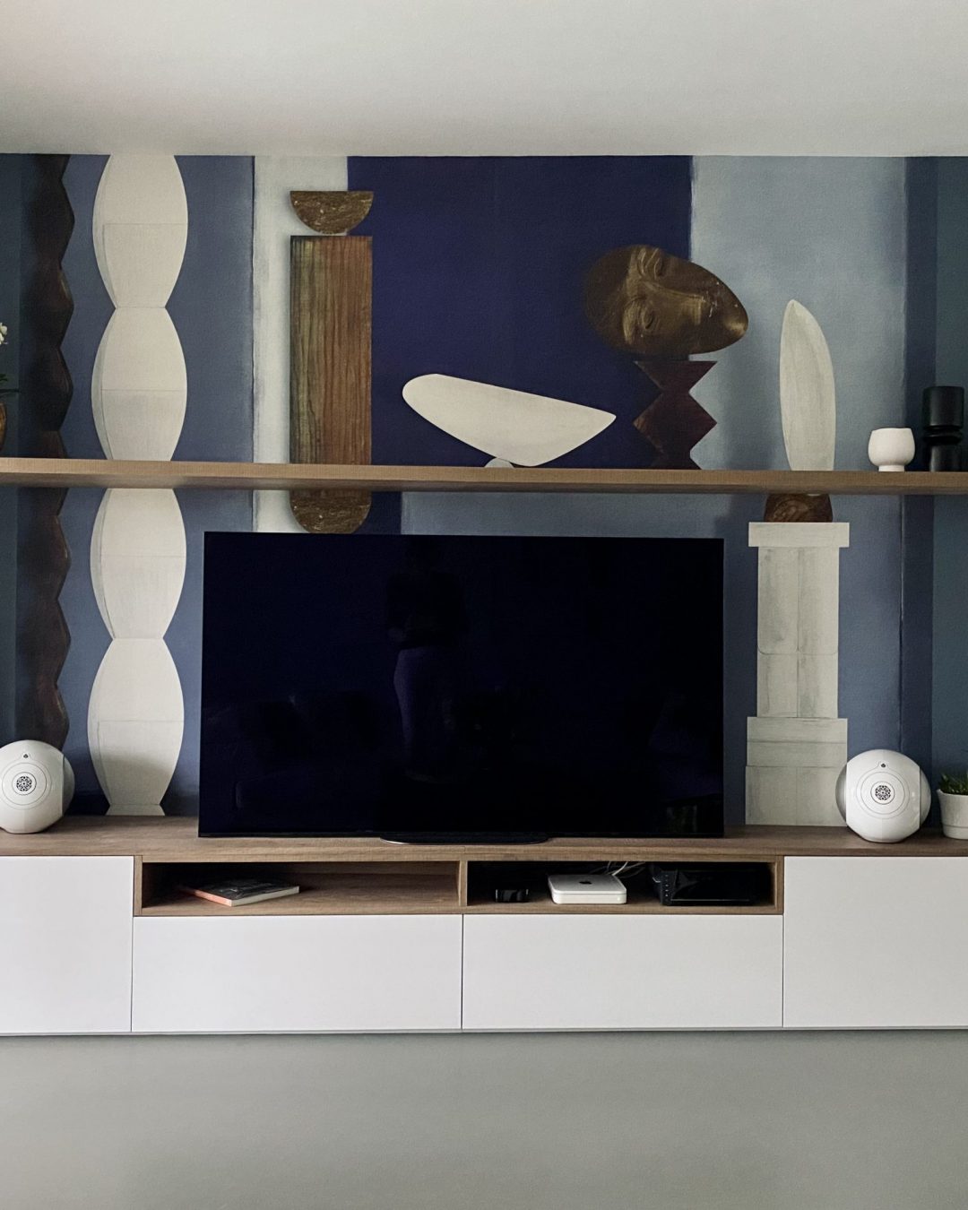 Projet Sophie - meuble de télé, papier peint bleu et décoration de mobilier